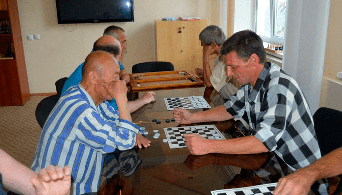 Checkers game to distract from beer addiction