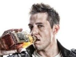 man drinking alcohol like to quit for free